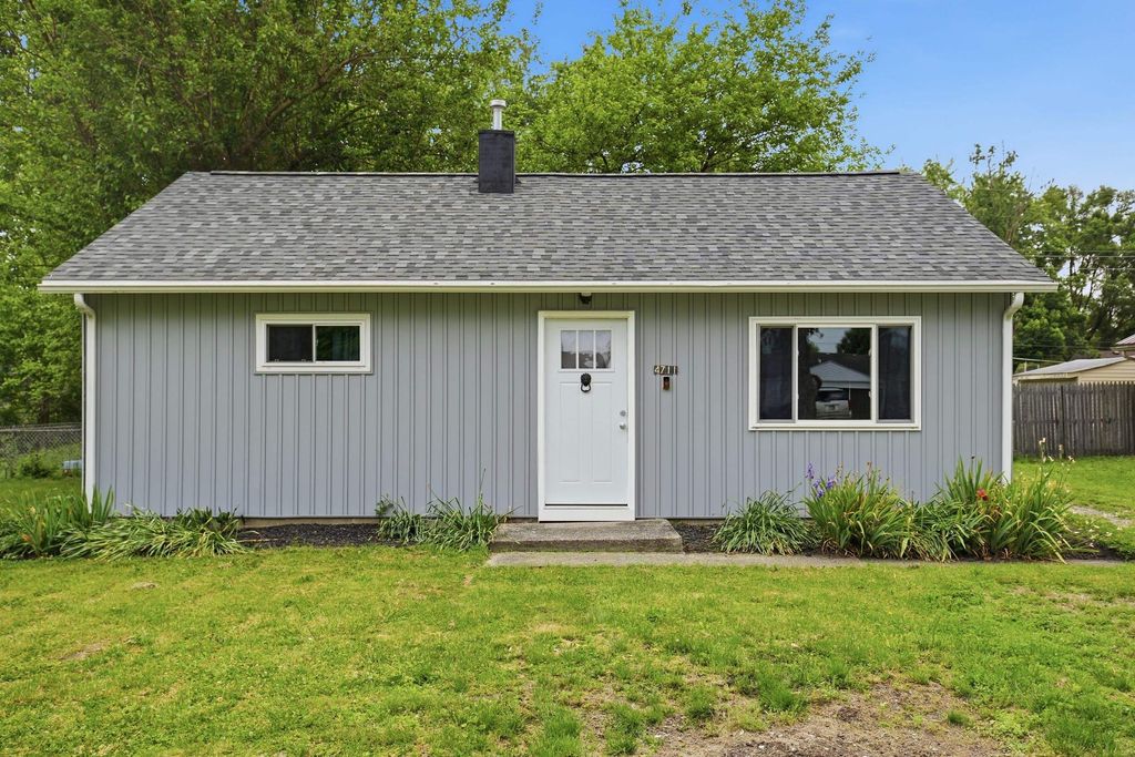 Photo of 4711 W CEDAR CREST Circle, Fort Wayne, IN 46809 (MLS # 202621158)