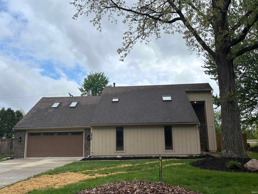 Photo of 6823 Laurelwood Cove, Fort Wayne, IN 46835 (MLS # 202616039)