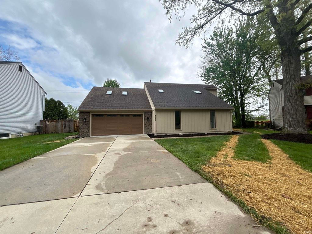 Photo of 6823 Laurelwood Cove, Fort Wayne, IN 46835 (MLS # 202616039)