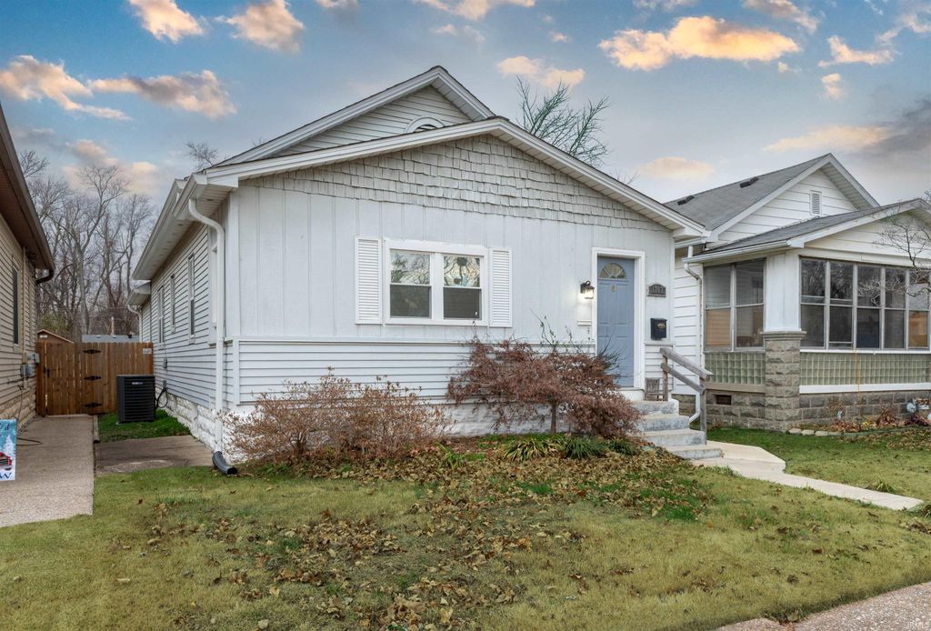 Photo of 1707 Hollywood Avenue, Evansville, IN 47712 (MLS # 202547773)