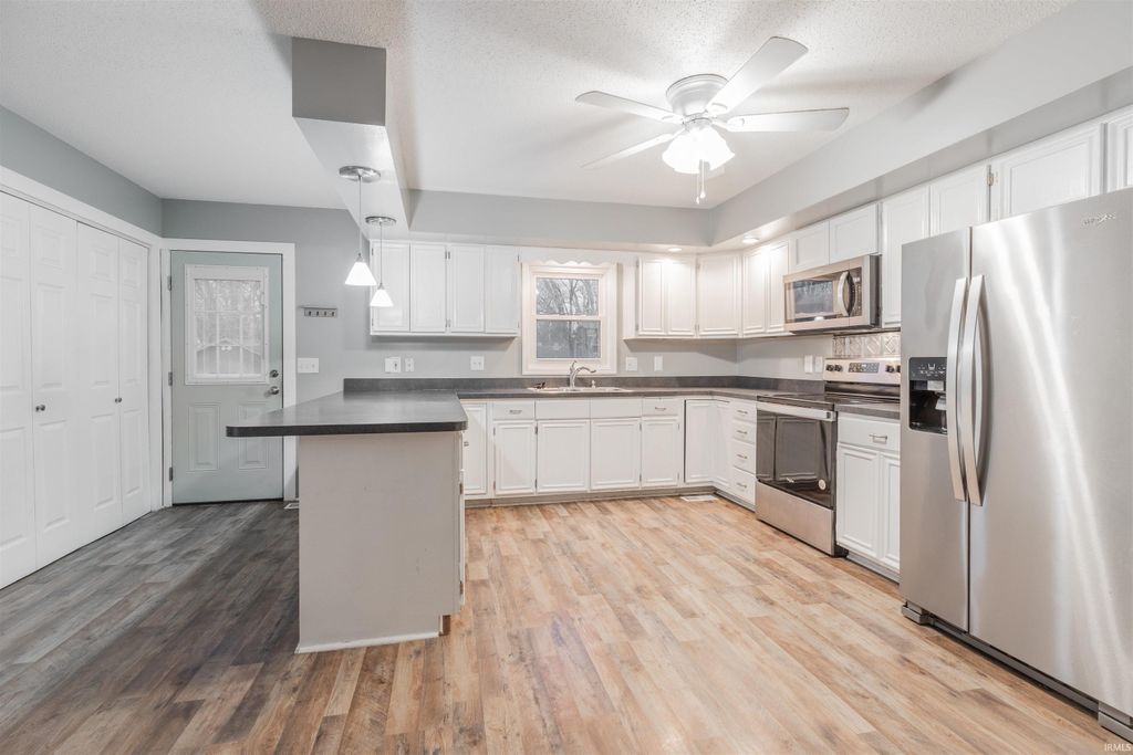 Photo of 1707 Hollywood Avenue, Evansville, IN 47712 (MLS # 202547773)