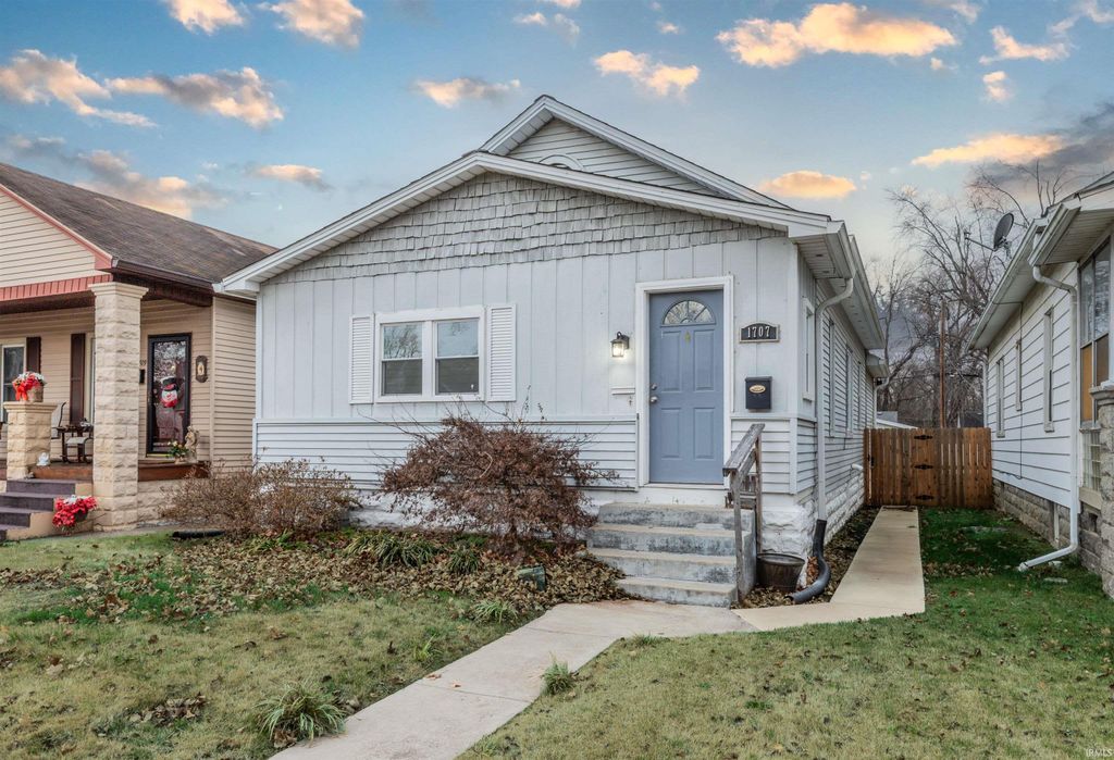 Photo of 1707 Hollywood Avenue, Evansville, IN 47712 (MLS # 202547773)