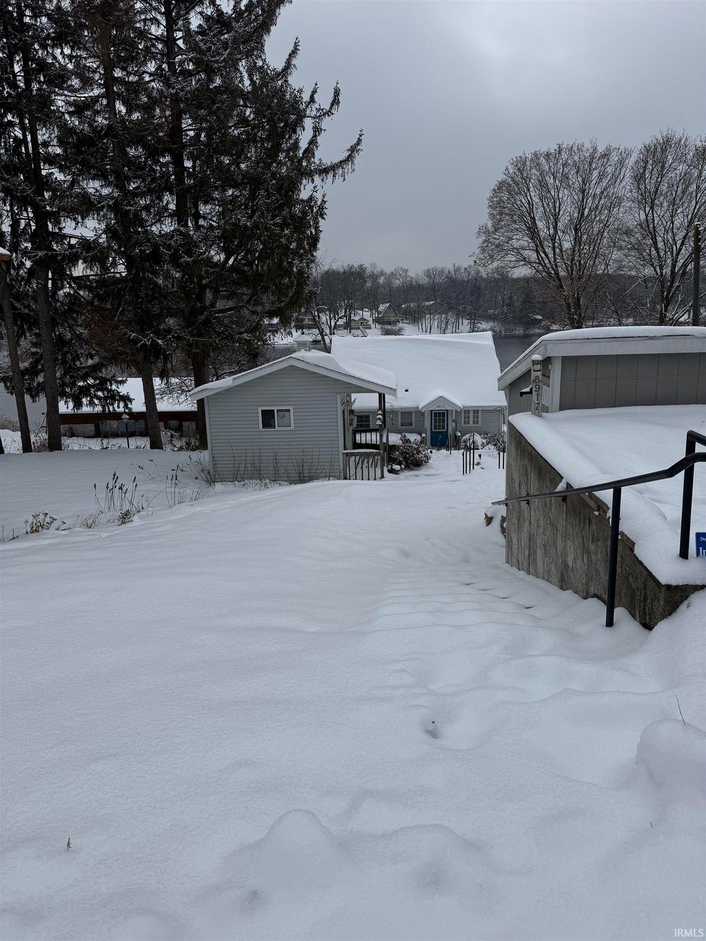 Photo of 8917 E Circle Drive S Drive, Syracuse, IN 46567 (MLS # 202547886)