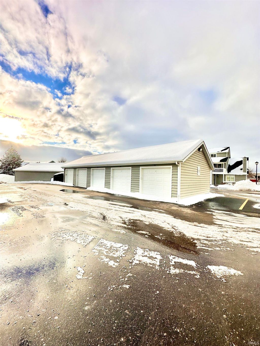 Photo of 1520 N Oakhill Drive #L5, South Bend, IN 46637 (MLS # 202603621)