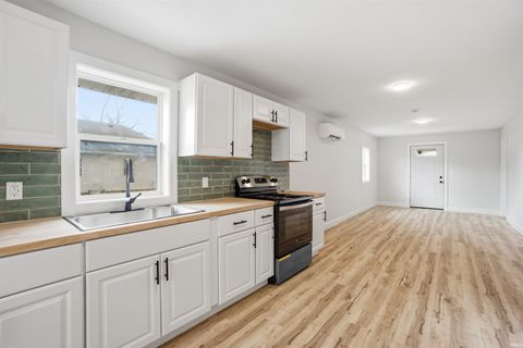 Tiny photo for 913 W Virginia Avenue, Kokomo, IN 46902 (MLS # 202608848)