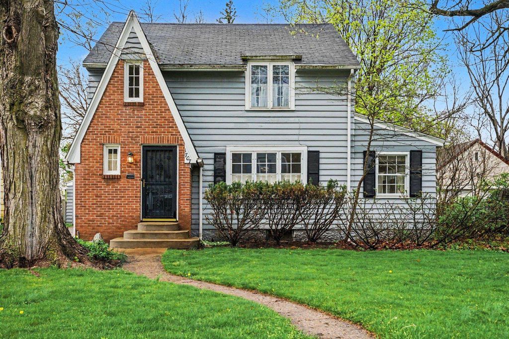 Photo of 1707 W Hamilton Street, South Bend, IN 46628 (MLS # 202613892)