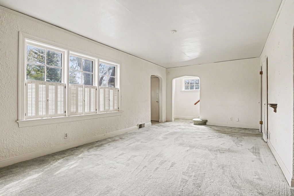 Photo of 1707 W Hamilton Street, South Bend, IN 46628 (MLS # 202613892)