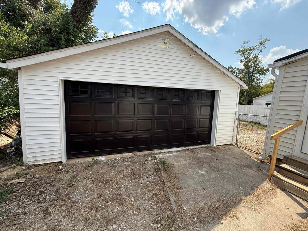 Photo of 905 Vanderburgh Ave Avenue, Evansville, IN 47711 (MLS # 202606857)