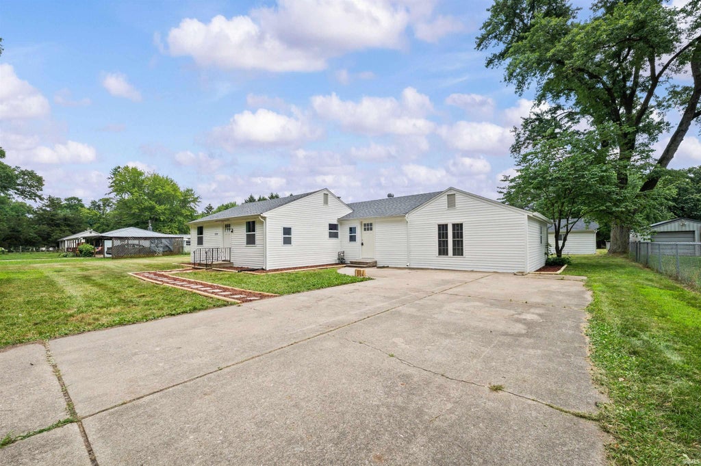 Photo of 30186 County Road 108, Elkhart, IN 46514 (MLS # 202635605)