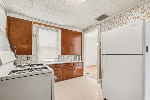 Tiny photo for 807 Diamond Avenue, South Bend, IN 46628 (MLS # 202609447)