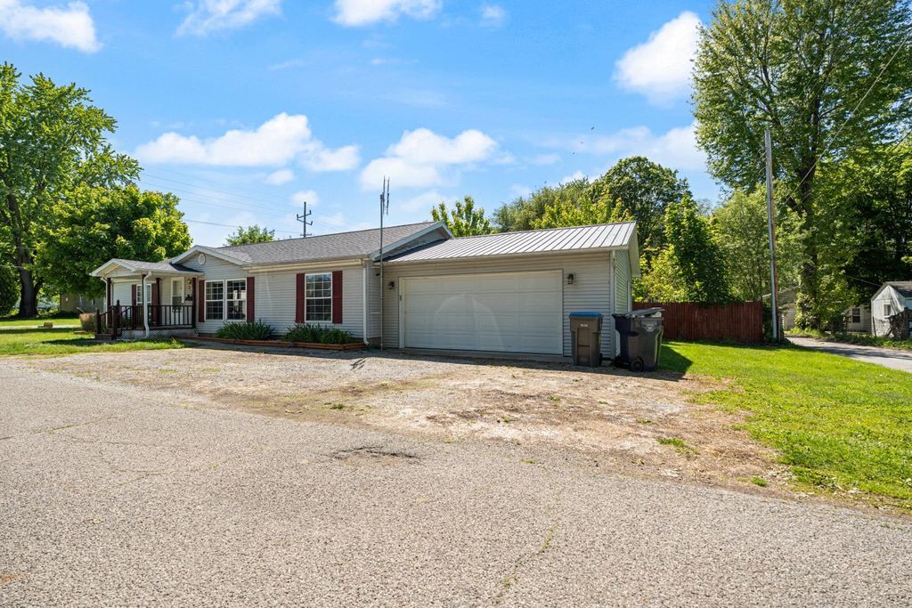 Photo of 919 E Sheridan Street, Warsaw, IN 46580 (MLS # 202618711)