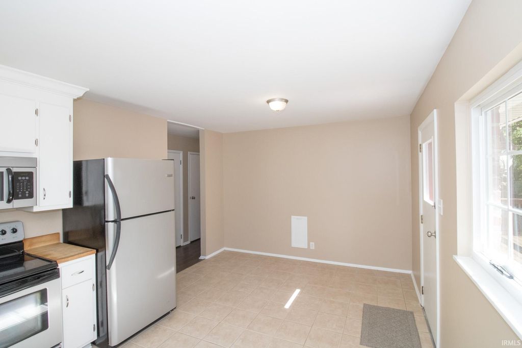 Photo of 1300 WOODBINE Lane, Evansville, IN 47710 (MLS # 202542831)