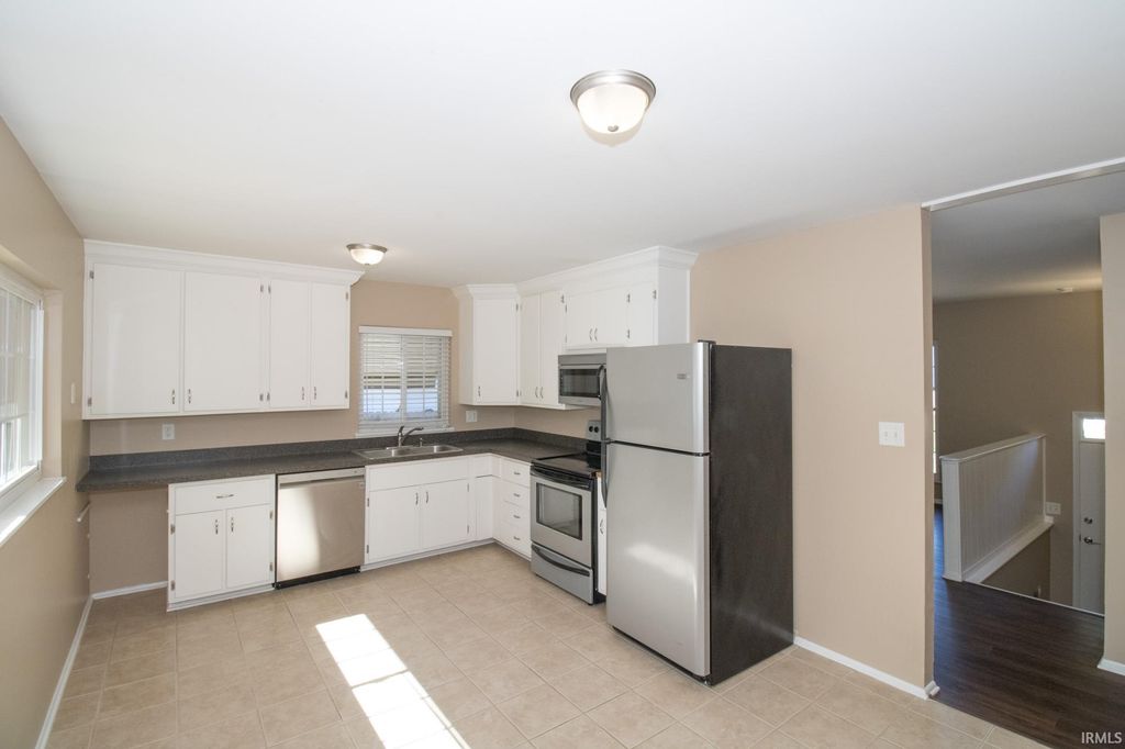 Photo of 1300 WOODBINE Lane, Evansville, IN 47710 (MLS # 202542831)