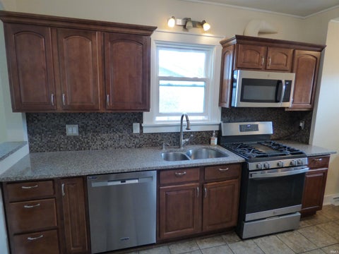 Tiny photo for 1110 N Saint Joseph Street, South Bend, IN 46617 (MLS # 202638845)