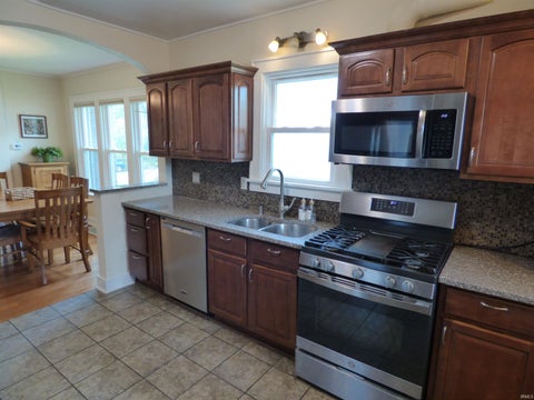 Tiny photo for 1110 N Saint Joseph Street, South Bend, IN 46617 (MLS # 202638845)