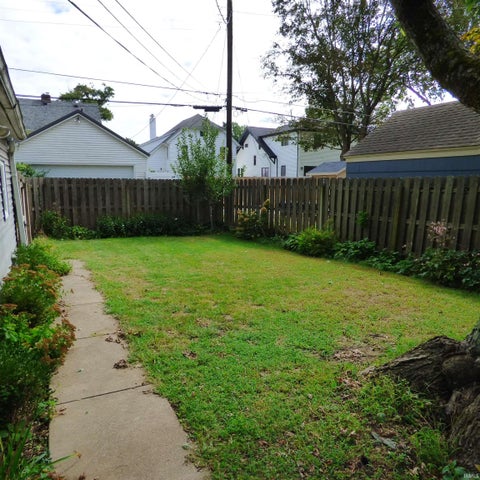Tiny photo for 1110 N Saint Joseph Street, South Bend, IN 46617 (MLS # 202638845)