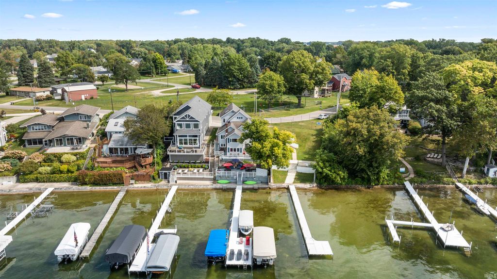 Photo of 11247 N East Wawasee Drive, Syracuse, IN 46567 (MLS # 202608847)