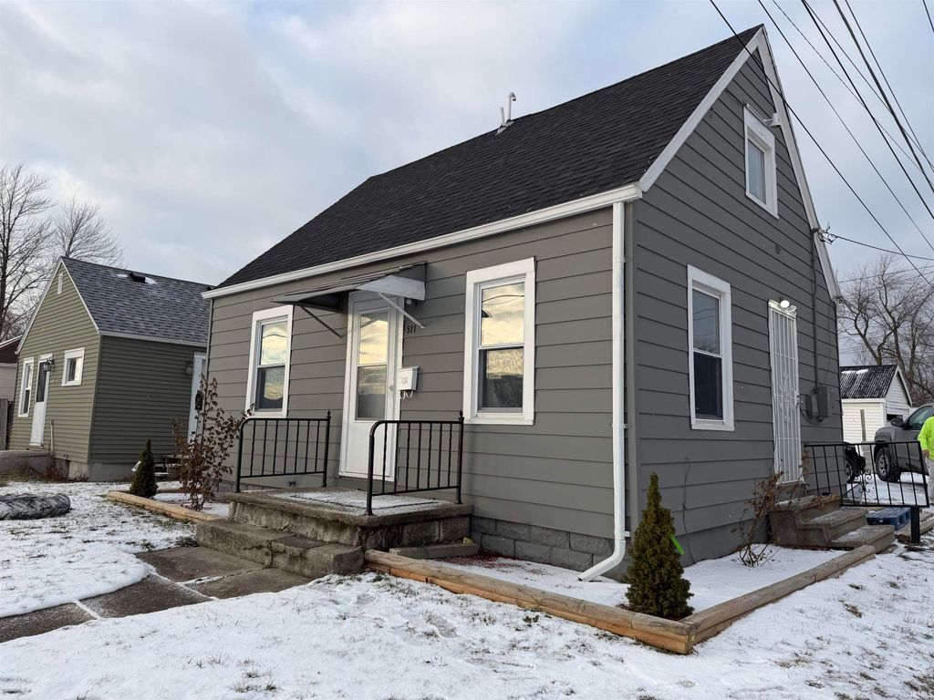 Photo of 511 E Pettit Avenue, Fort Wayne, IN 46806 (MLS # 202601603)