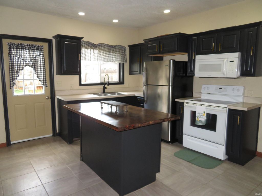 Photo of 200 W Washington Street, Syracuse, IN 46567 (MLS # 202613763)