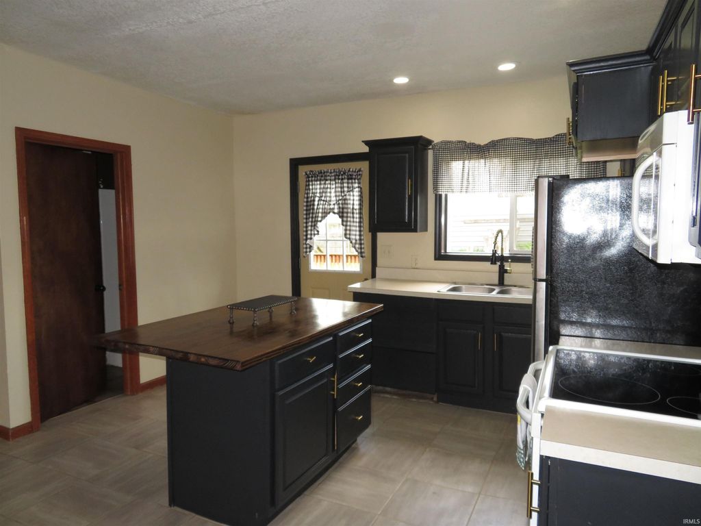 Photo of 200 W Washington Street, Syracuse, IN 46567 (MLS # 202613763)