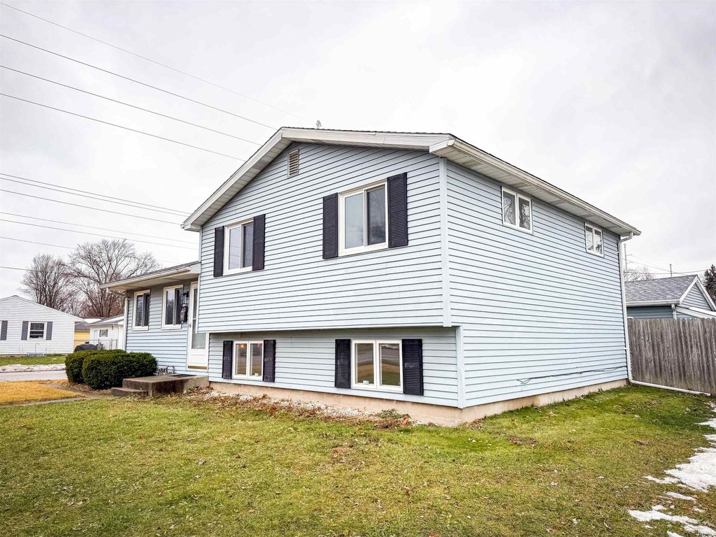 Photo of 1703 Crestwood Boulevard, South Bend, IN 46635 (MLS # 202549292)