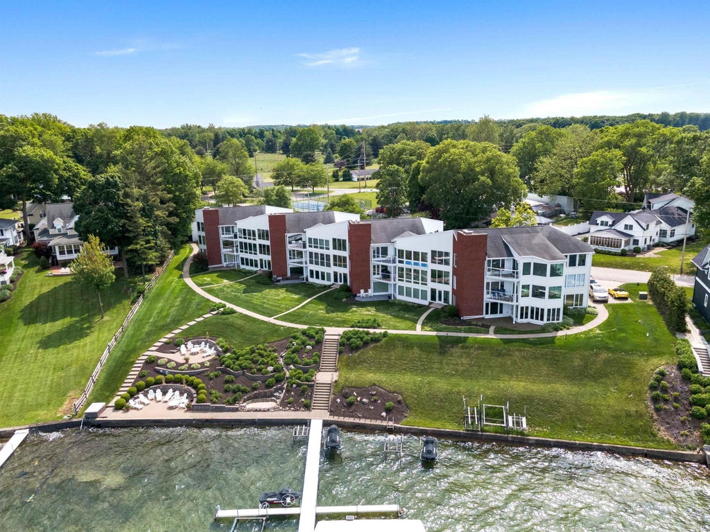 Photo of 10660 N Southshore Drive #D3, Syracuse, IN 46567 (MLS # 202637300)