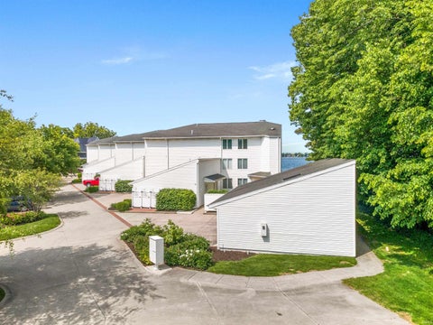 Tiny photo for 10660 N Southshore Drive #D3, Syracuse, IN 46567 (MLS # 202637300)