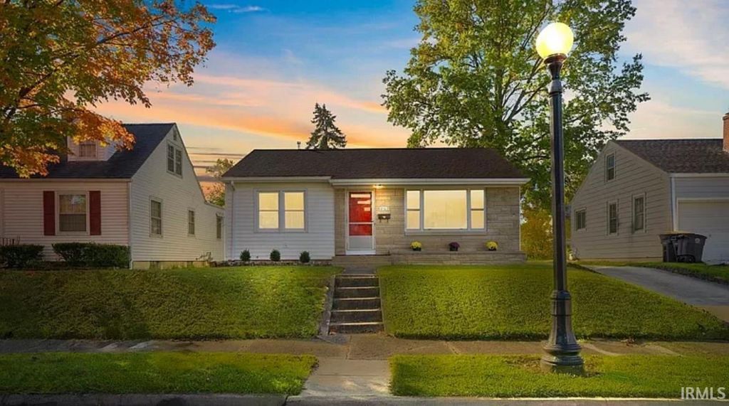 Photo of 2102 Glenwood Avenue, Fort Wayne, IN 46805 (MLS # 202603548)