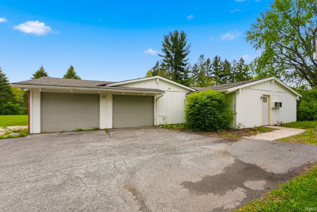 Photo of 4911-4913 Lake Avenue, Fort Wayne, IN 46815 (MLS # 202616451)