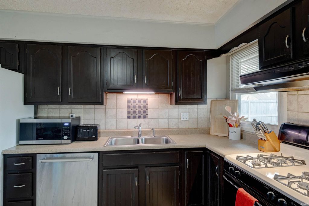 Photo of 525 W Mill Road, Evansville, IN 47710 (MLS # 202611484)