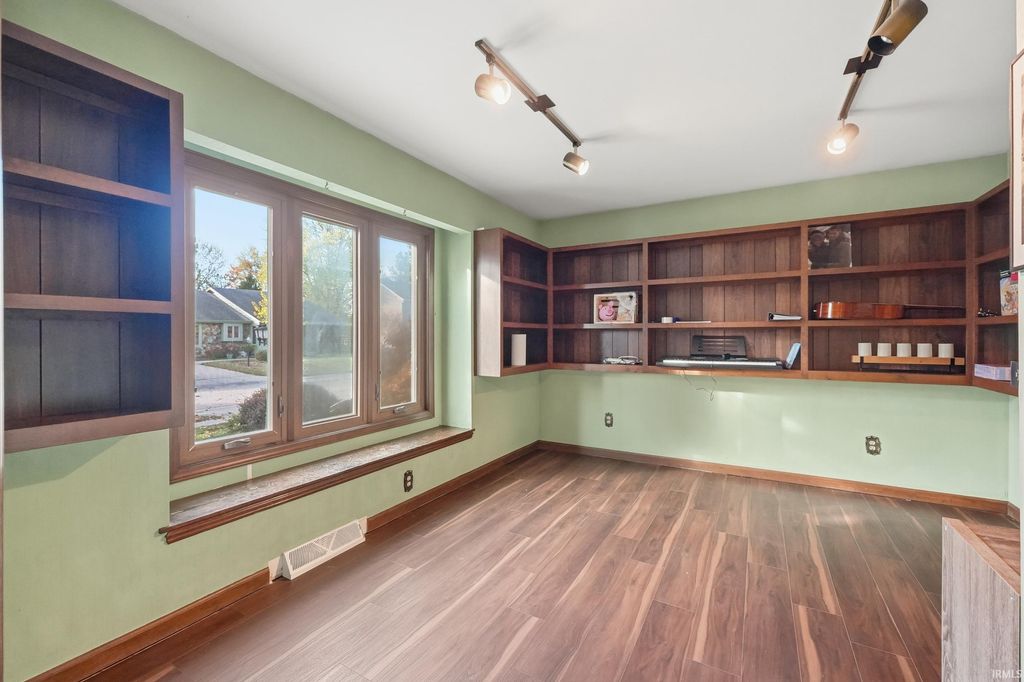 Photo of 3910 Nantucket Drive, Fort Wayne, IN 46815 (MLS # 202543882)