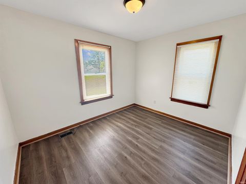 Tiny photo for 650 E Oregon Street, Evansville, IN 47711 (MLS # 202618456)