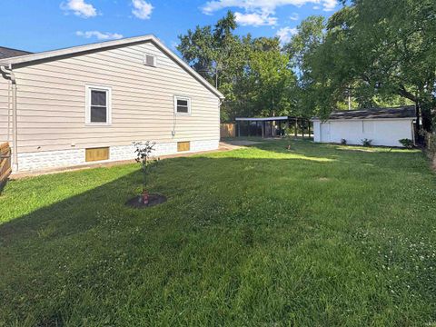 Tiny photo for 650 E Oregon Street, Evansville, IN 47711 (MLS # 202618456)