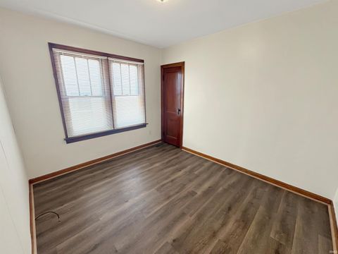 Tiny photo for 650 E Oregon Street, Evansville, IN 47711 (MLS # 202618456)