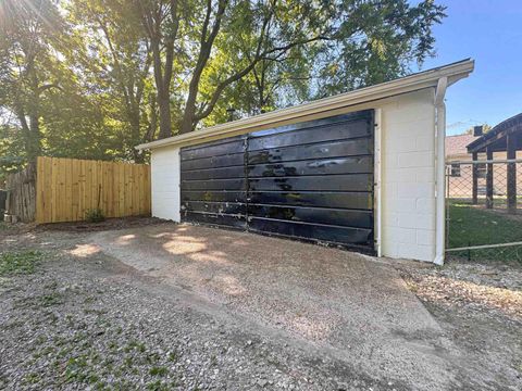 Tiny photo for 650 E Oregon Street, Evansville, IN 47711 (MLS # 202618456)