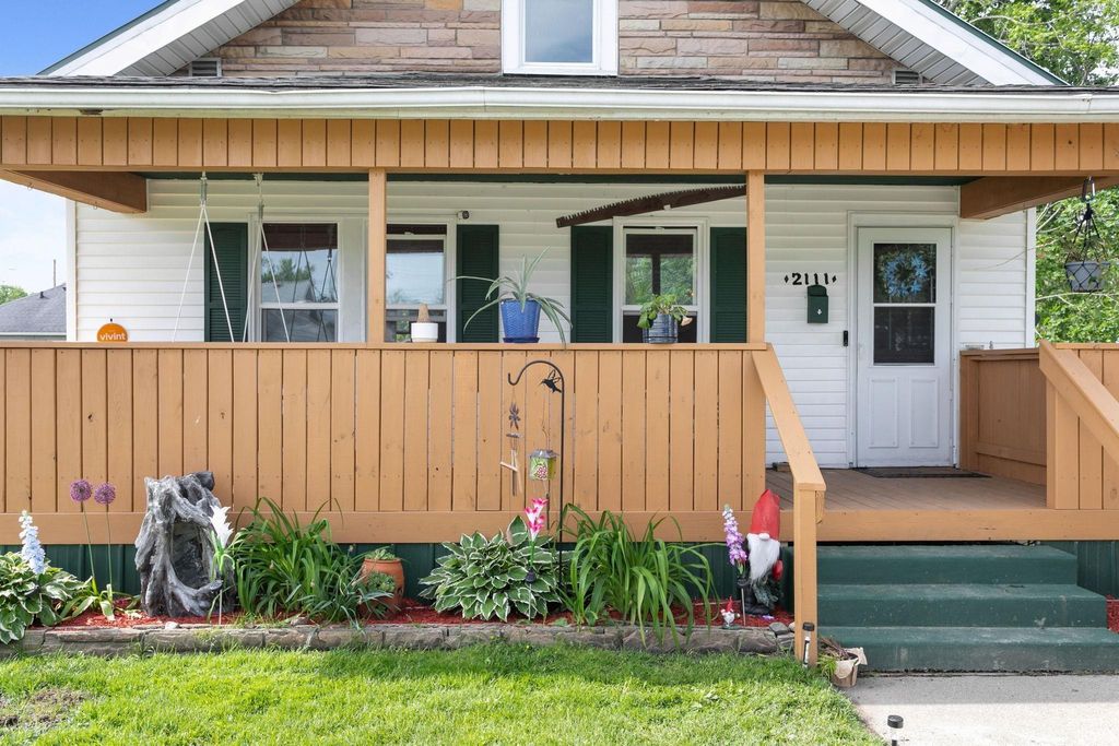 Photo of 2111 W 6th Street, Mishawaka, IN 46544 (MLS # 202619173)