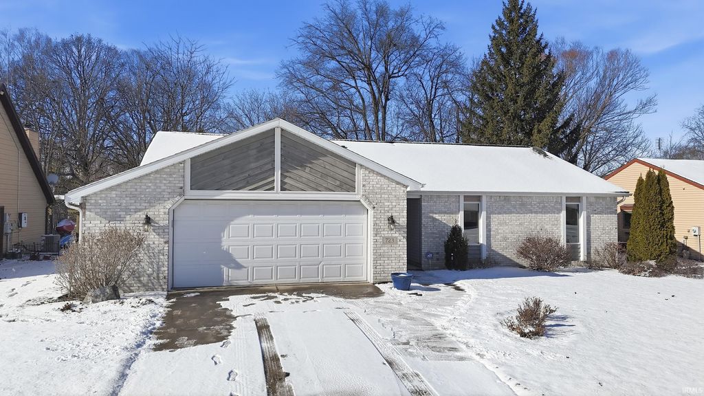 Photo of 723 Pinehurst Drive, Fort Wayne, IN 46815 (MLS # 202601947)