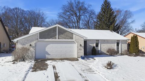 Photo of 723 Pinehurst Drive, Fort Wayne, IN 46815 (MLS # 202601947)