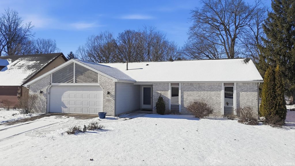 Photo of 723 Pinehurst Drive, Fort Wayne, IN 46815 (MLS # 202601947)