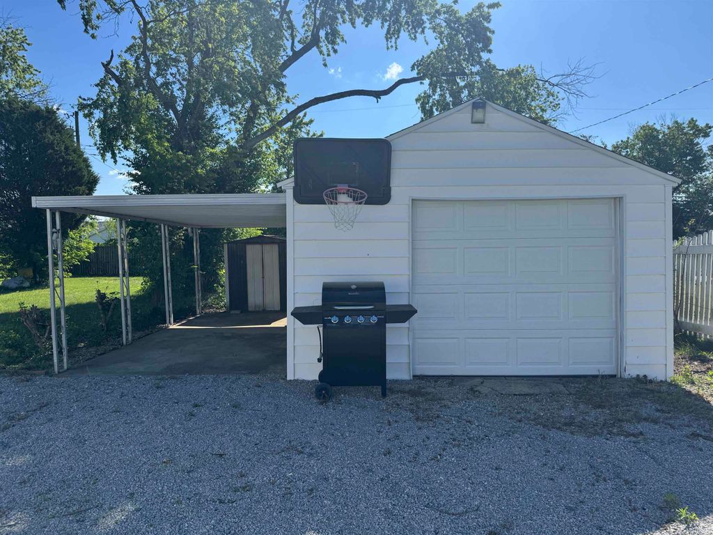 Photo of 5709 N KERTH Avenue, Evansville, IN 47711 (MLS # 202615996)