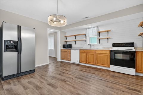 Tiny photo for 836 S Webster Street, Kokomo, IN 46901 (MLS # 202531246)