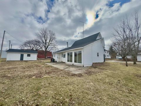 Tiny photo for 140 E Commerce Street, Macy, IN 46951 (MLS # 202606551)