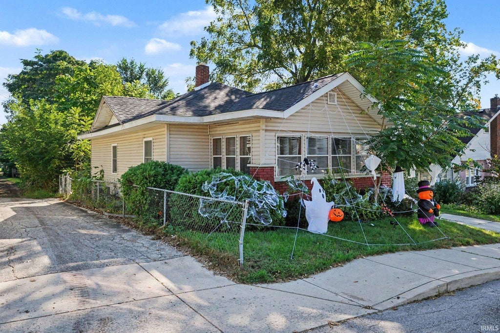 Photo of 708 Liberty Drive, Mishawaka, IN 46545 (MLS # 202640757)