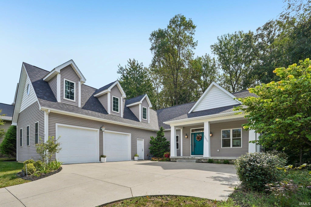 Photo of 5600 Treeline Drive, Columbus, IN 47201 (MLS # 202638343)