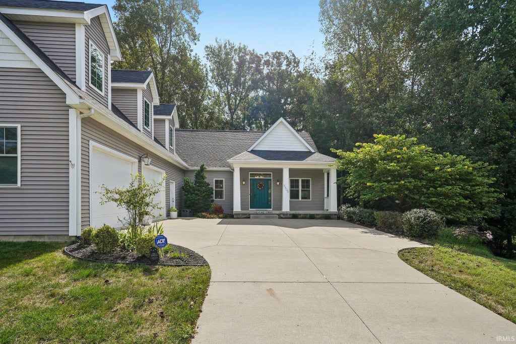 Photo of 5600 Treeline Drive, Columbus, IN 47201 (MLS # 202638343)