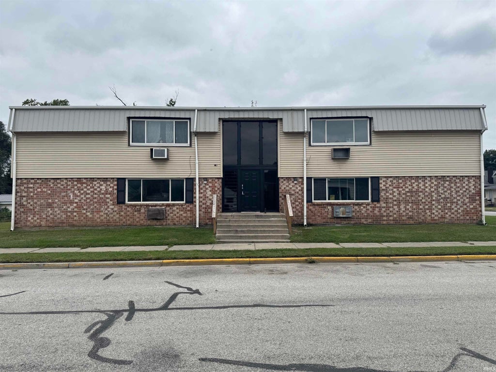 Photo of 801 Princeton Street #202, Elkhart, IN 46516 (MLS # 202642546)