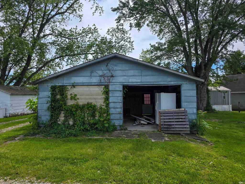 Photo of 39 NW 4th Street, Linton, IN 47441 (MLS # 202616793)