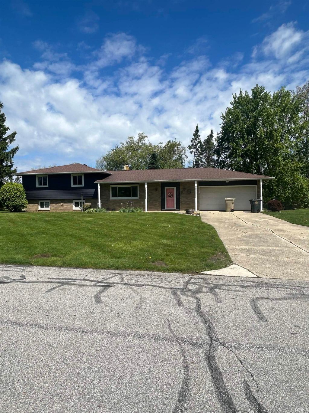 Photo of 1237 Hampshire Drive, South Bend, IN 46614 (MLS # 202615994)