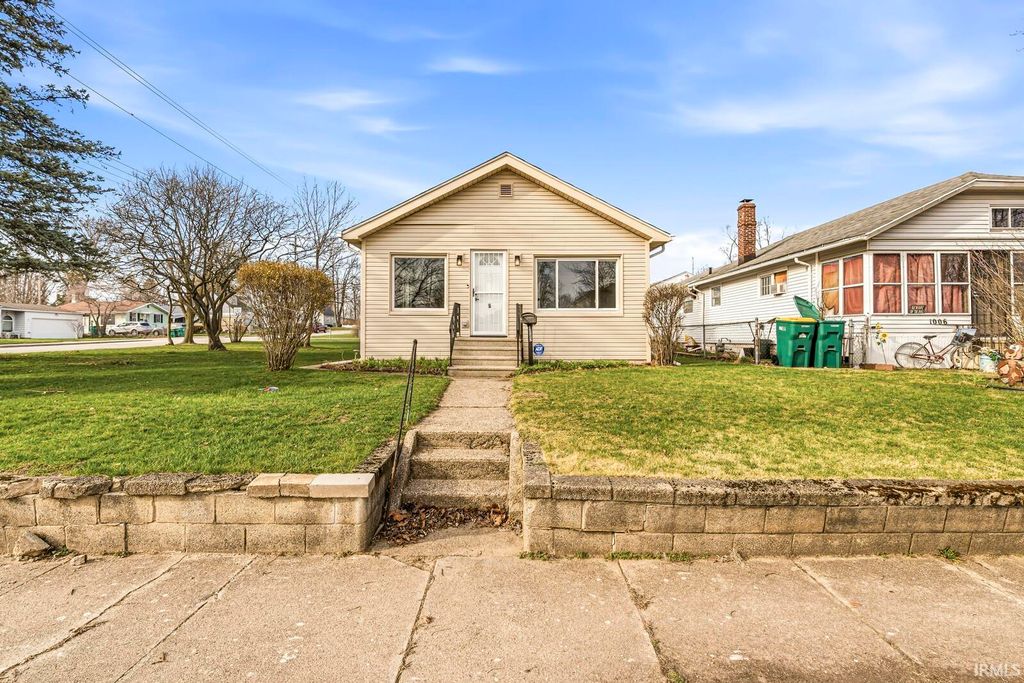Photo of 1002 E Broadway Street, Mishawaka, IN 46545 (MLS # 202610500)