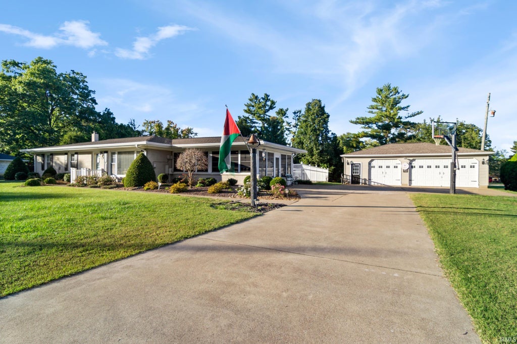 Photo of 9301 Farmington Drive, Evansville, IN 47712 (MLS # 202644045)